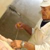 Legatura a mano dei cotechini